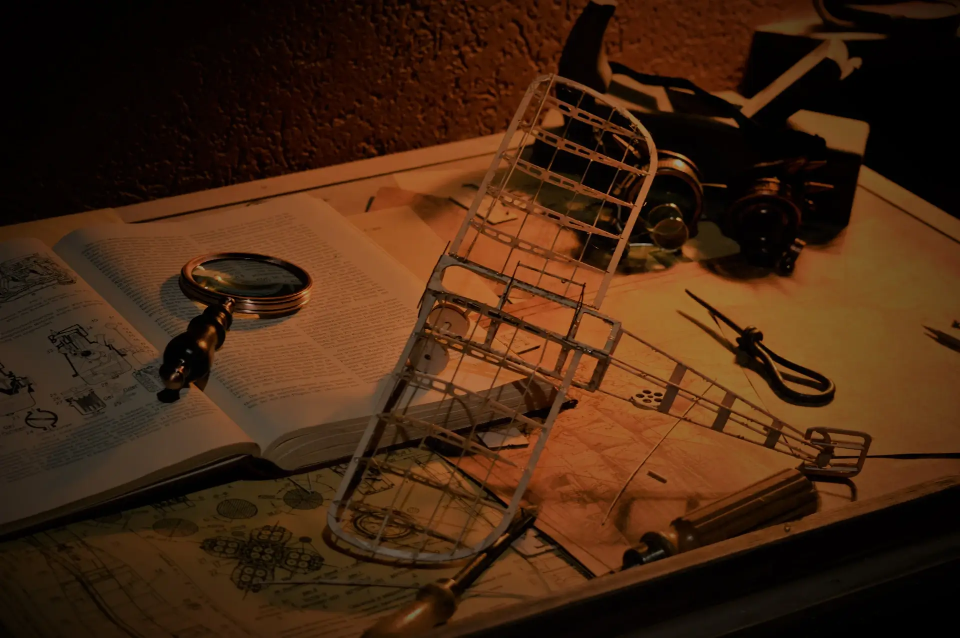 bureau rempli d'accessoires d'inventeur